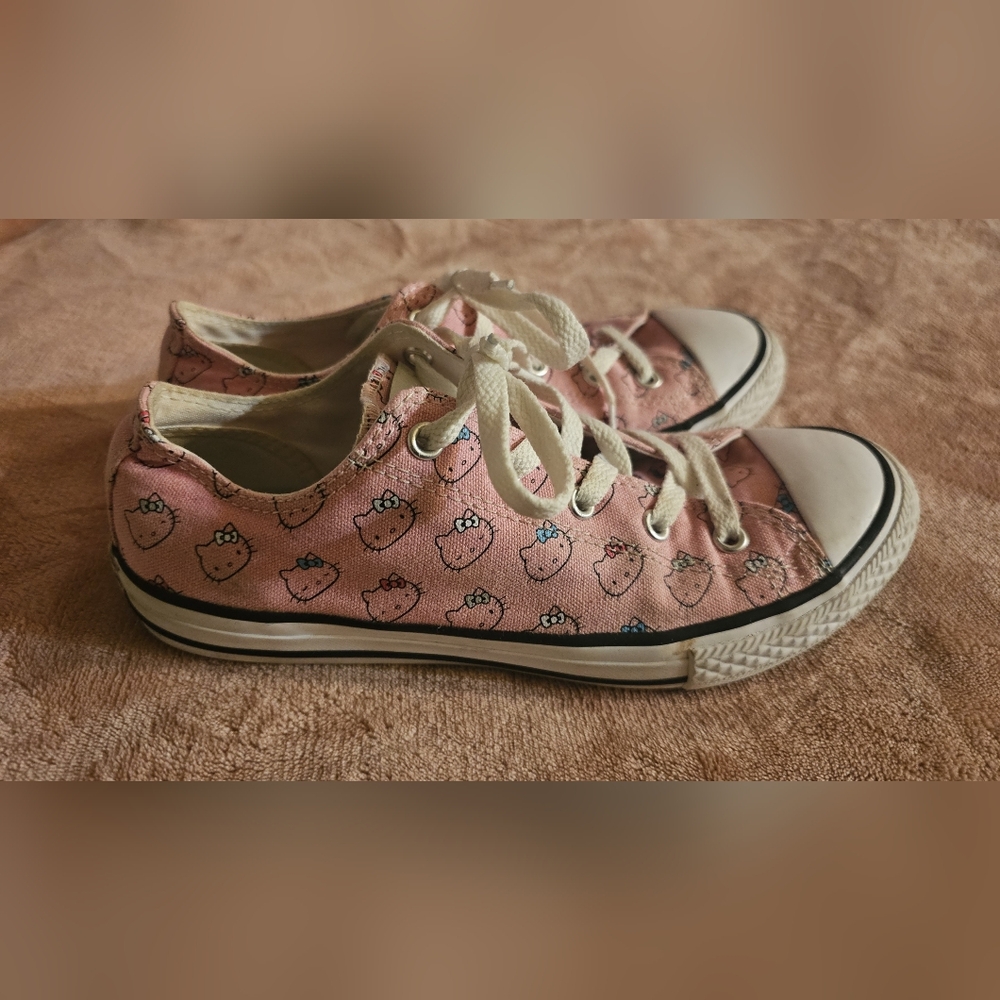 Hello Kitty Converse Size 4 - Picture 3 of 6
